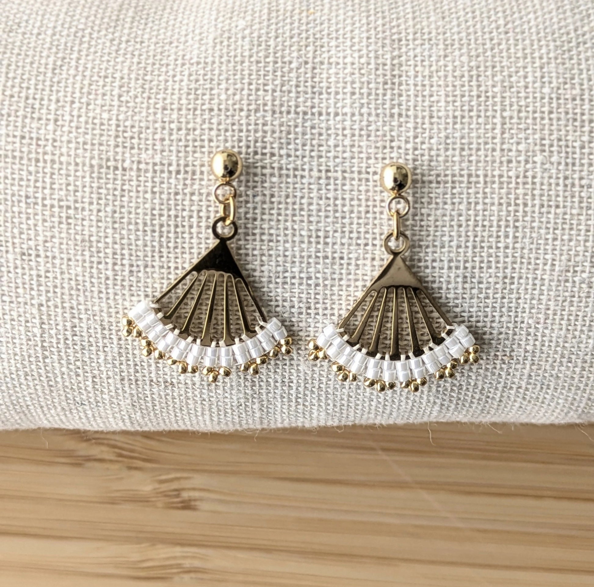 Vue détaillée du tissage des boucles Lola en perles nacrées blanches