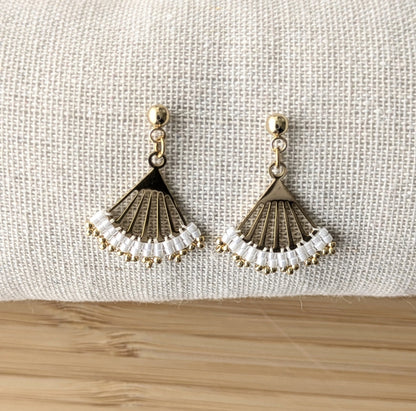 Vue détaillée du tissage des boucles Lola en perles nacrées blanches