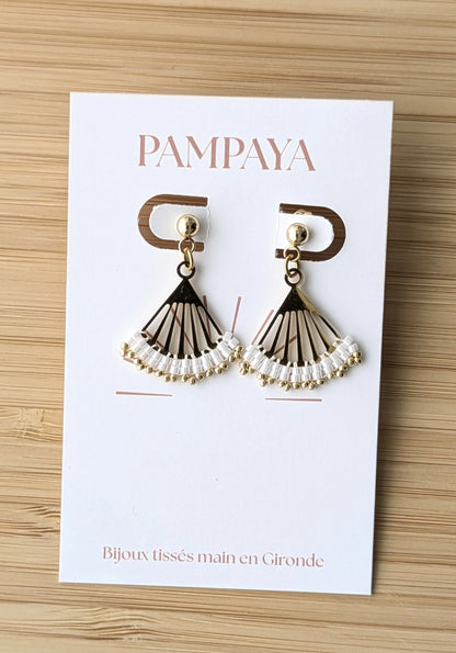 Boucles d'oreilles Lola présentées sur carton avec inscription : " Pampaya - Bijoux tissés main en Gironde "
