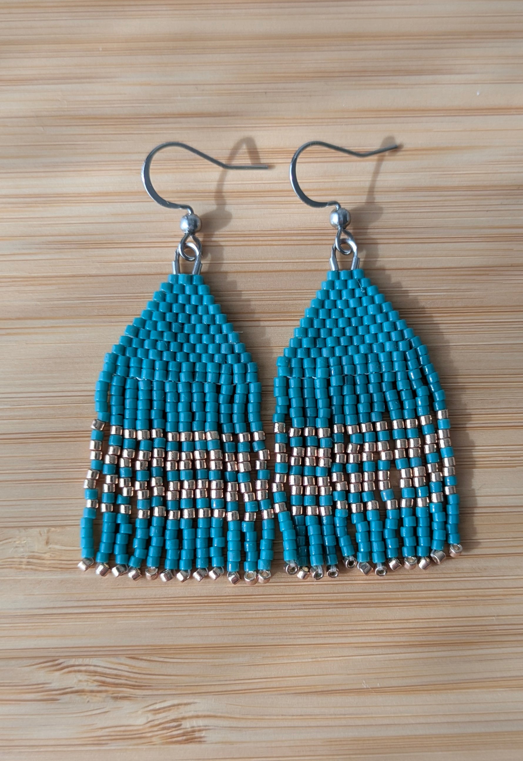 Boucles à franges artisanales bleu vert- Vue détaillée des perles 