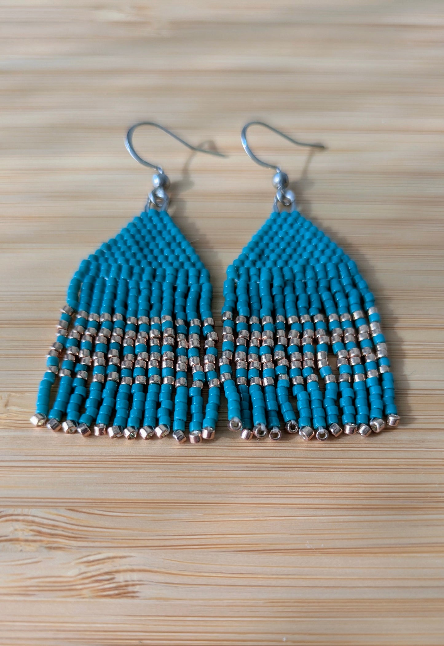 Détail des boucles d'oreilles à franges bleu vert avec crochets acier inoxydable argenté