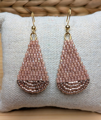 Détail des boucles d'oreilles goutte roses avec perles délicates et crochets dorés