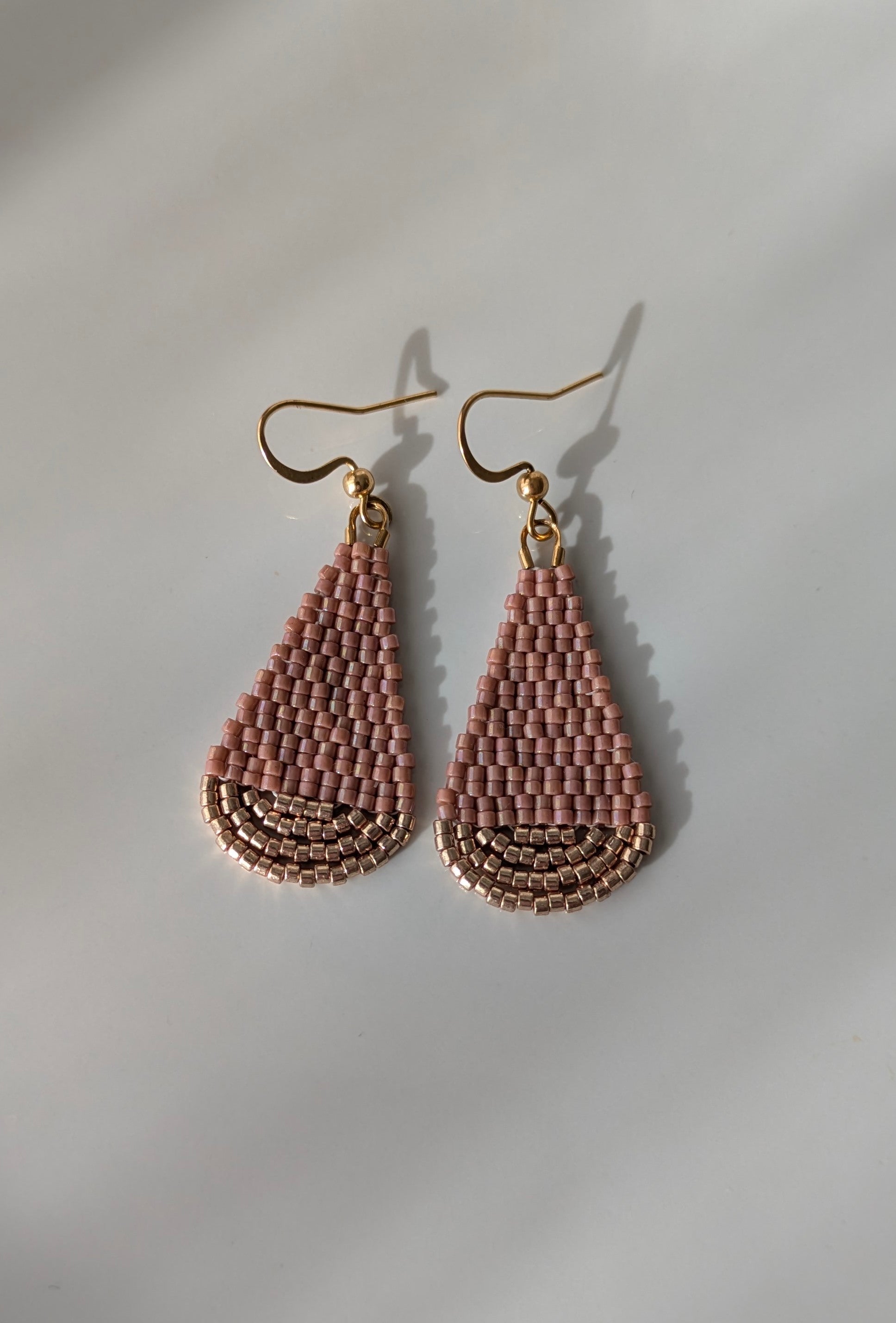 Boucles d'oreilles goutte roses et champagne - Vue de profil