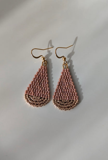 Boucles d'oreilles goutte roses et champagne - Vue de profil