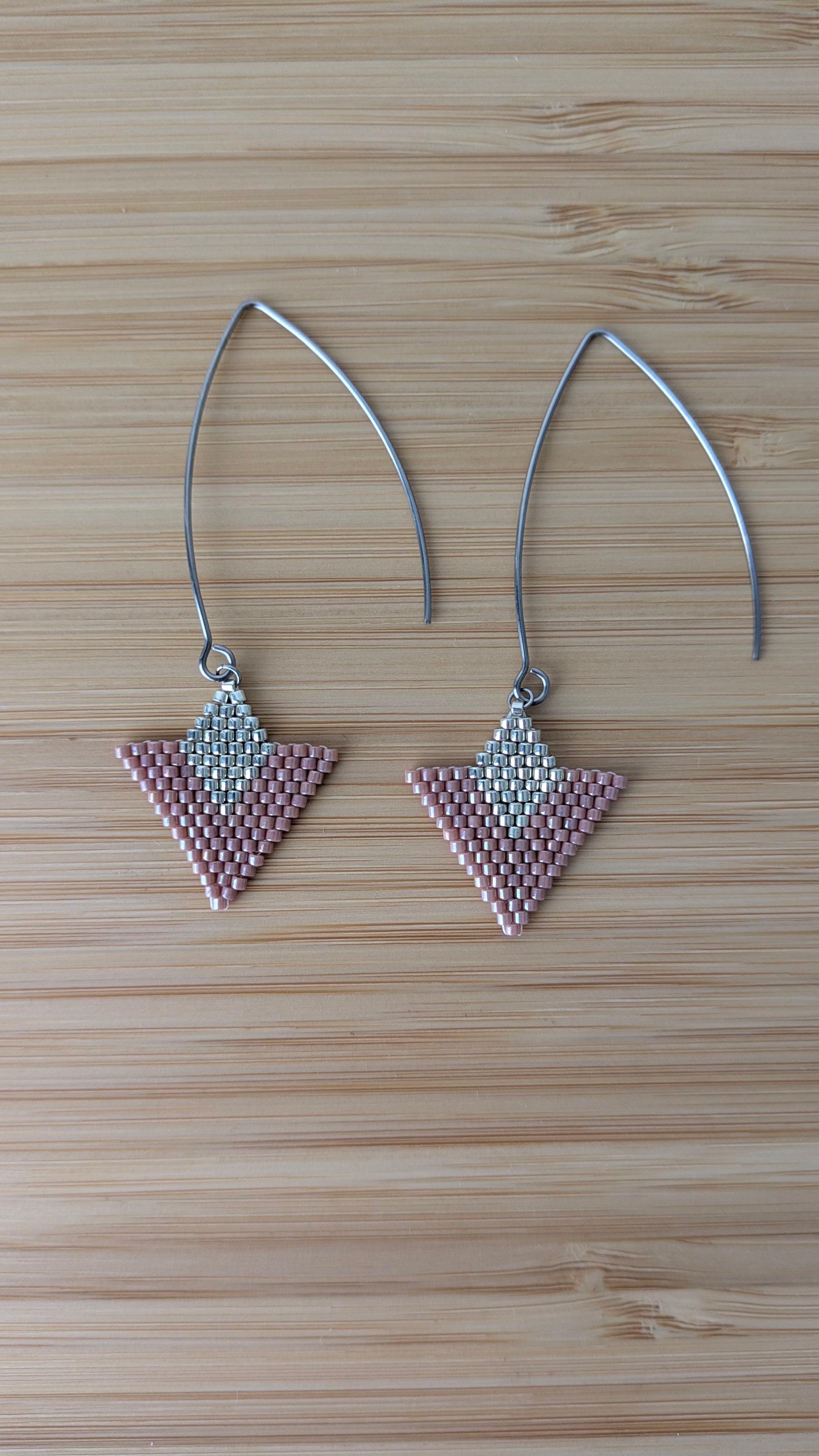 Boucles roses et argent tissage brickstitch présentées à plat