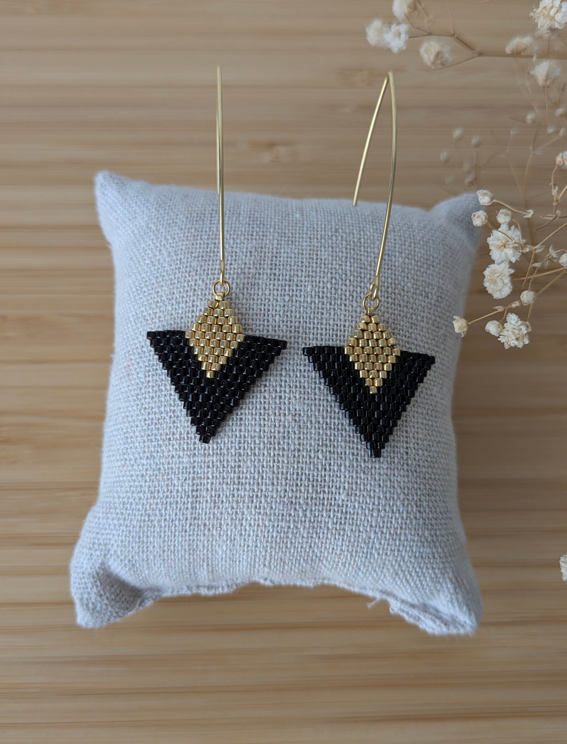 Boucles d'oreilles graphiques noires et dorées en perles Miyuki tissées main - Pampaya