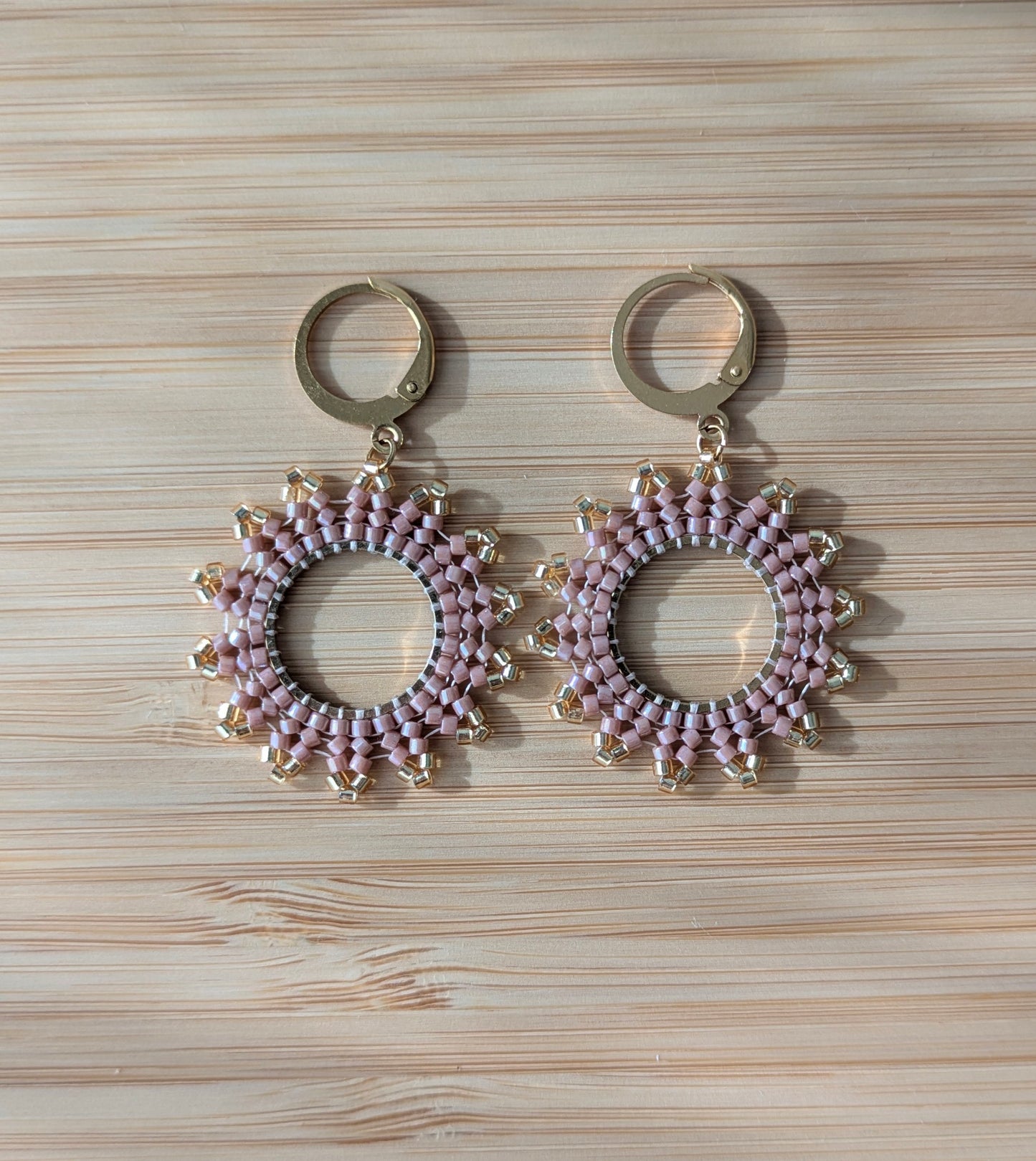 Boucles d'oreilles pendantes tissage herringbone rose en perles japonaises - Vue principale