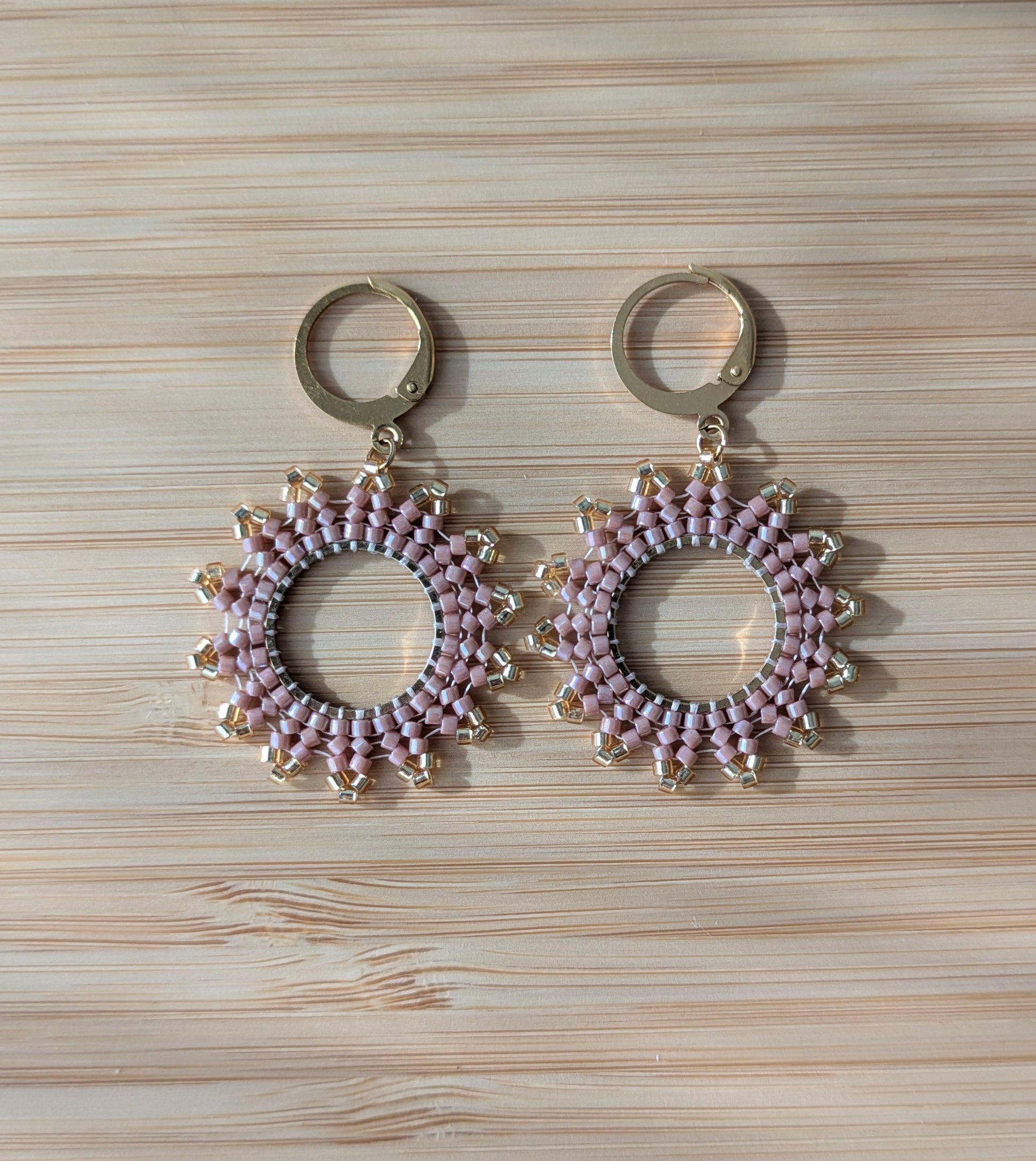 Boucles d'oreilles pendantes tissage herringbone rose en perles japonaises - Vue principale