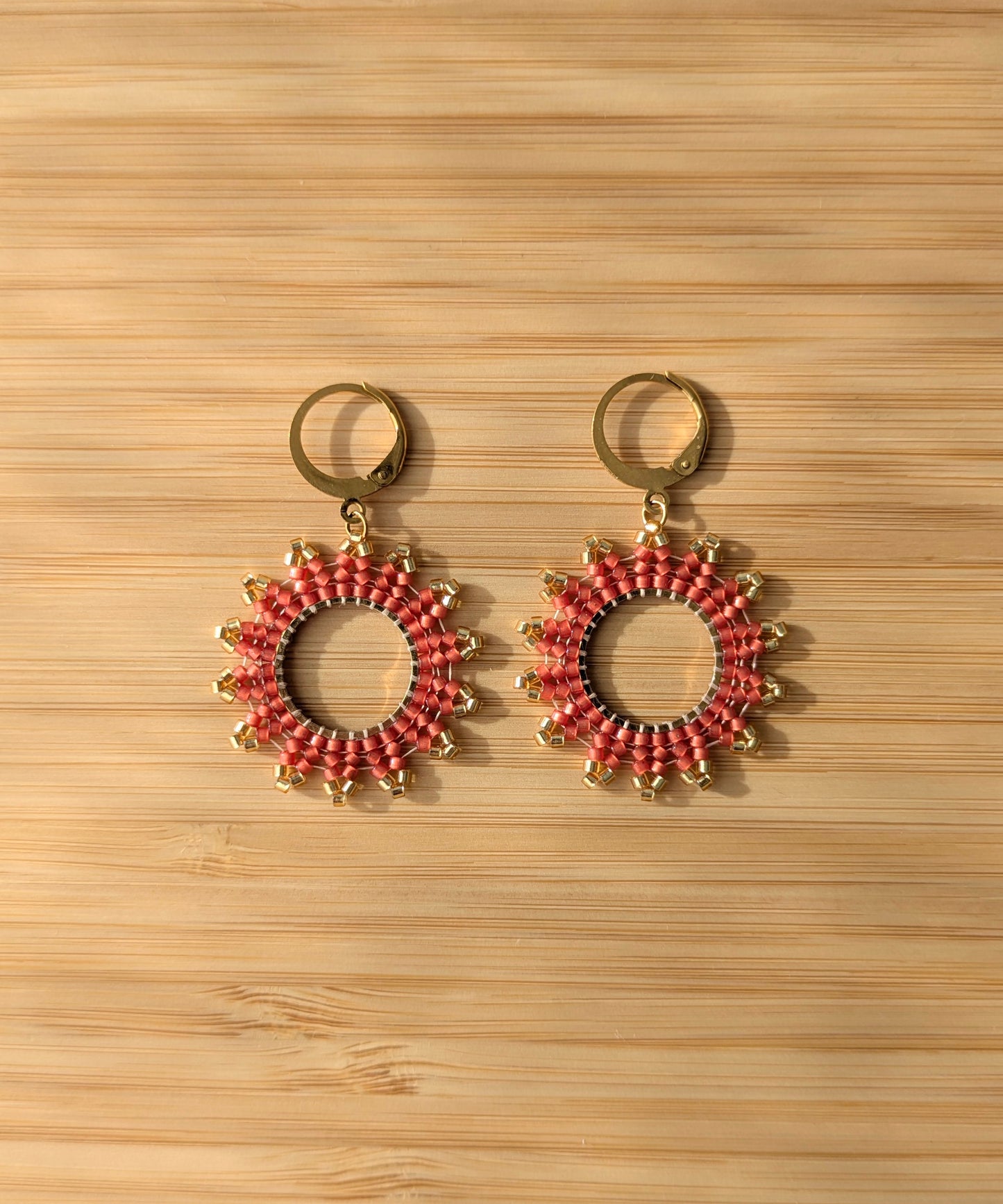 Boucles tissées main perles miyuki rouges et dormeuses acier inoxydable doré