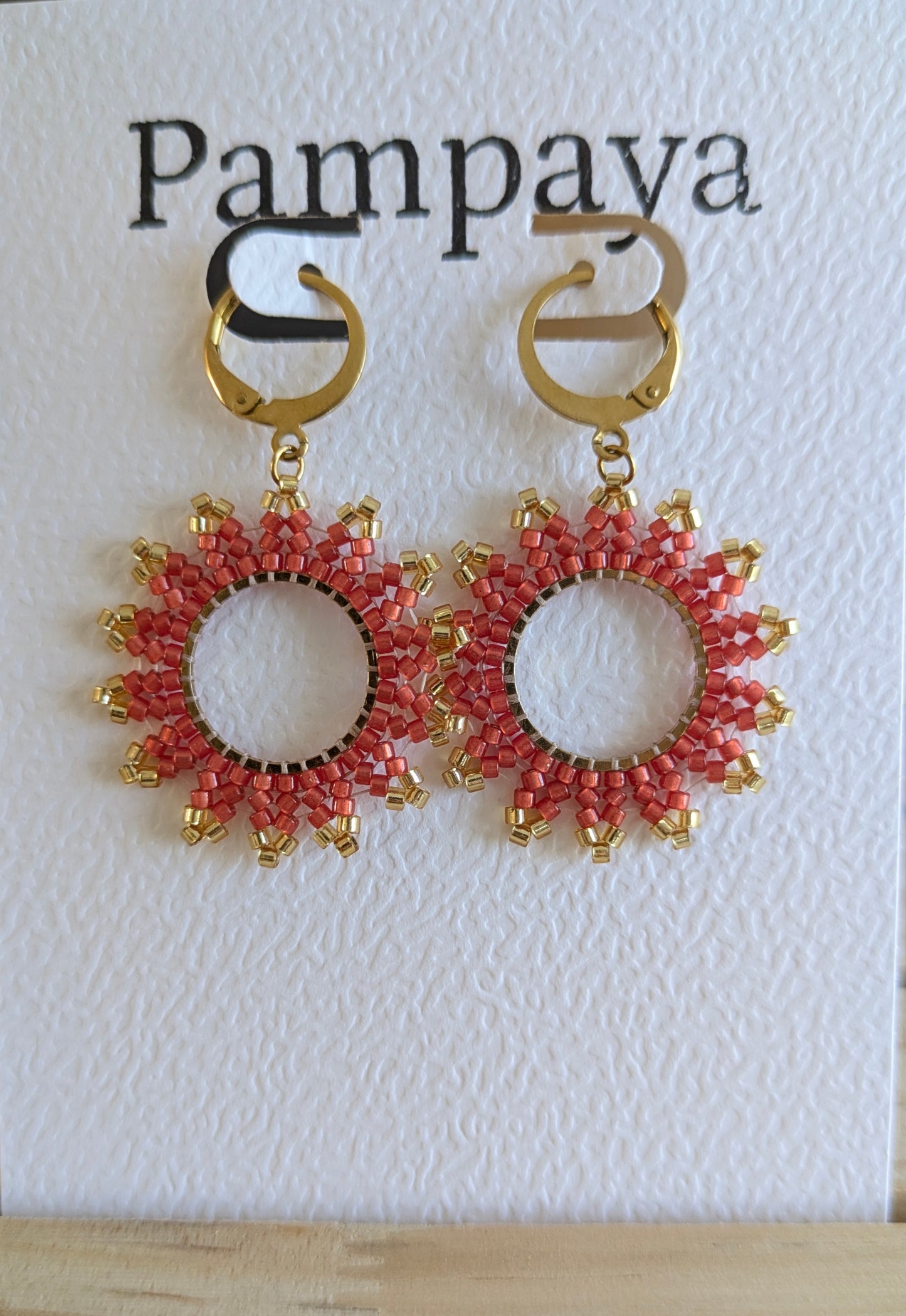 Vue détaillée des boucles en perles de verre rouges tissées main en france-Pampaya