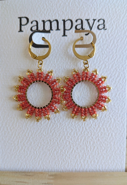 Vue détaillée des boucles en perles de verre rouges tissées main en france-Pampaya