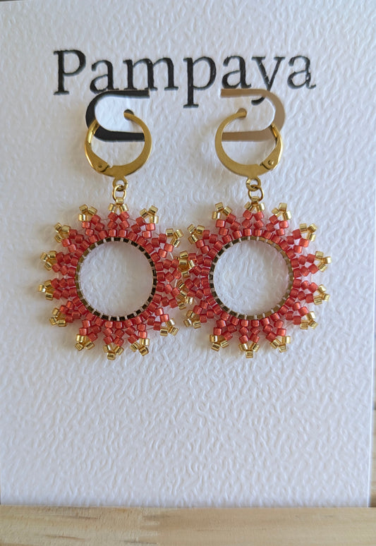 Vue détaillée des boucles en perles de verre rouges tissées main en france-Pampaya