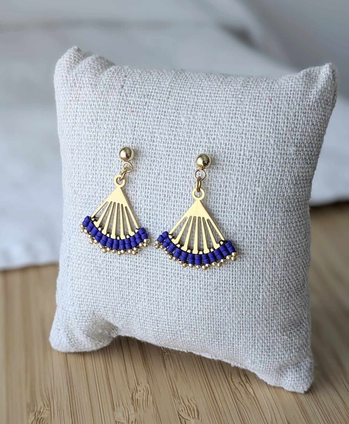Boucles tissées bleues de profil