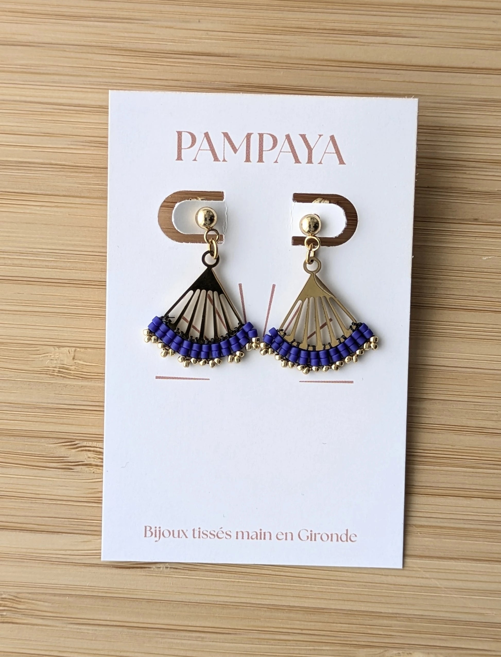 Boucles Lola sur carton avec inscription : " Pampaya - Bijoux tissés  main en Gironde