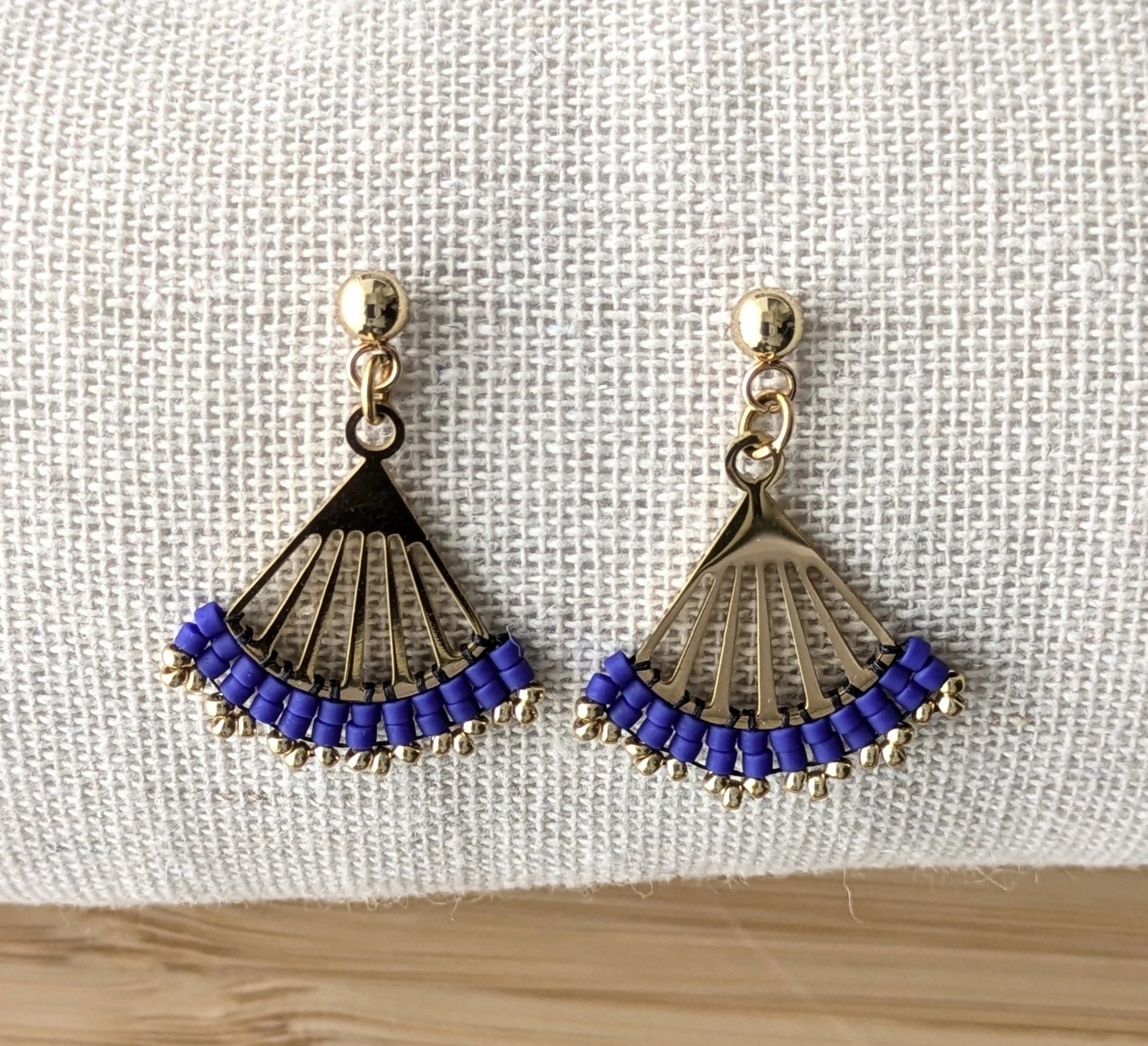 Vue détaillée du tissage des boucles Lola en perles de verre couleur bleu cobalt