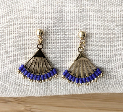 Vue détaillée du tissage des boucles Lola en perles de verre couleur bleu cobalt