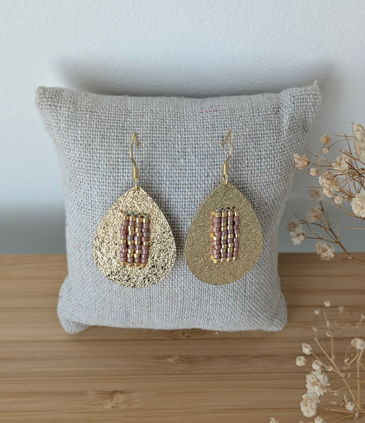 Boucles d'oreilles en tissage de perles roses sur goutte en laiton doré