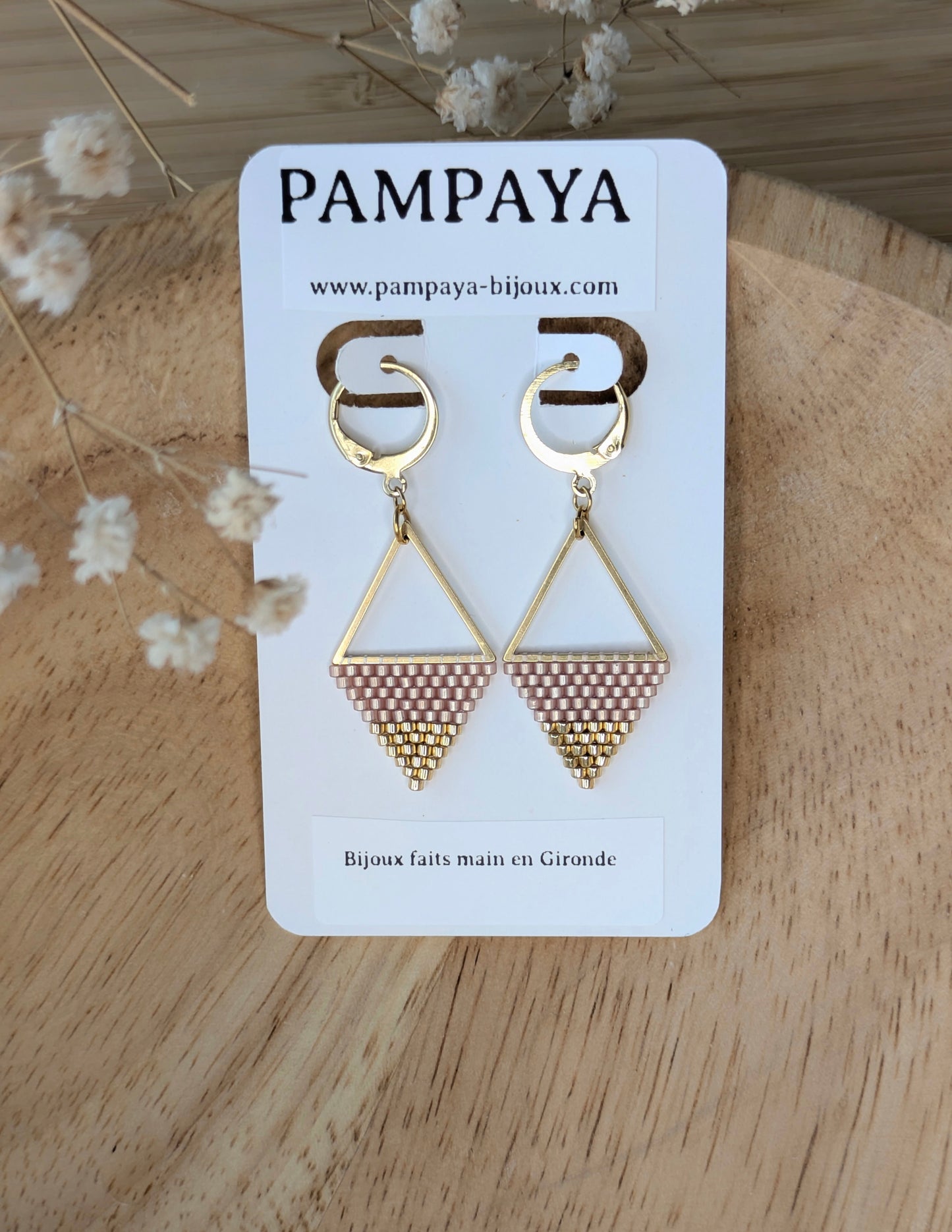 Boucles d'oreilles tissées sur triangle sur support bijoux "Pampaya- bijoux faits main en gironde"