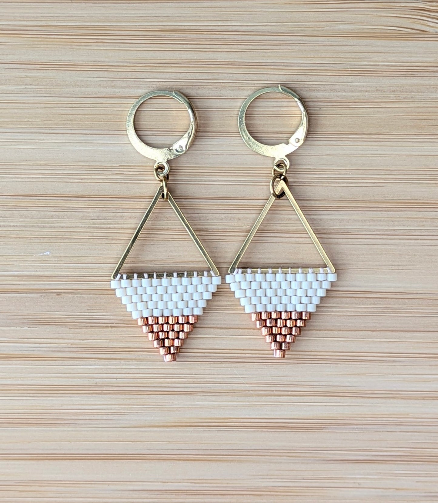 Boucles tissées sur triangle en perles couleur crème et orange cuivré- Vue de haut