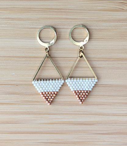 Boucles tissées sur triangle en perles couleur crème et orange cuivré- Vue de haut