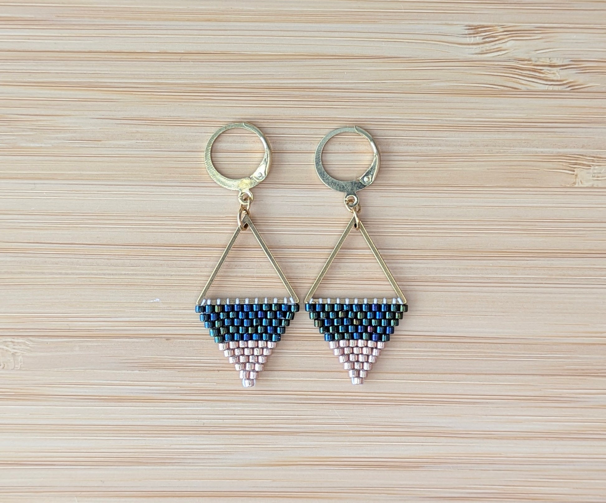 Boucles tissage triangle avec reflets bleu vert irisé- vue de haut