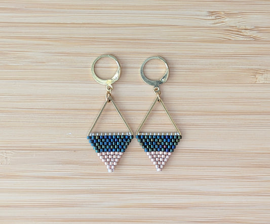 Boucles tissage triangle avec reflets bleu vert irisé- vue de haut