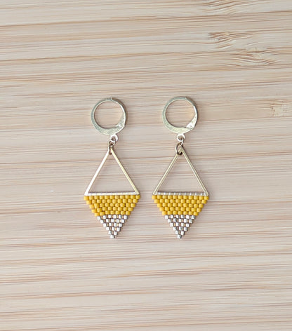 Boucles pendantes en perles tissées jaunes et dorées sur triangle en acier inoxydable doré.