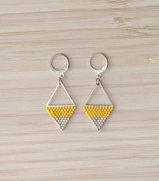 Boucles pendantes en perles tissées jaunes et dorées sur triangle en acier inoxydable doré.