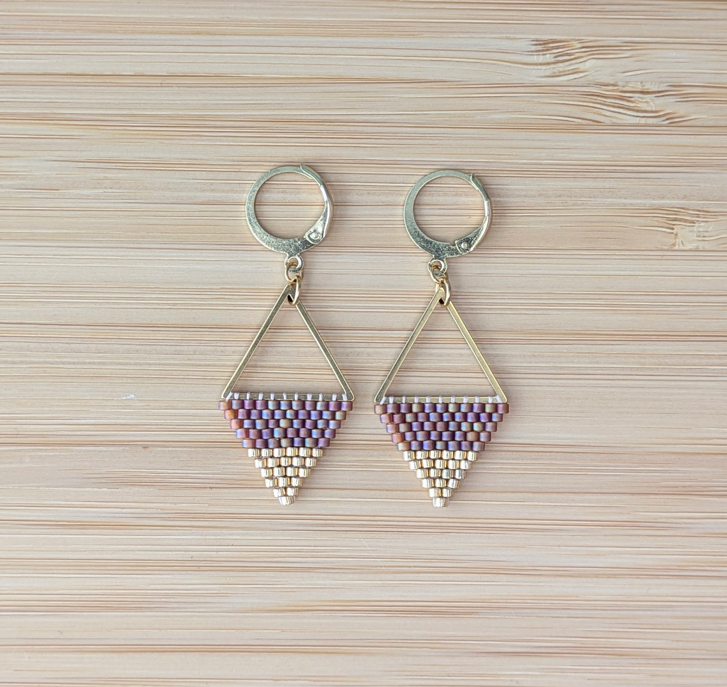 Boucles tissées sur triangle acier inoxydable en perles rouges et dorées