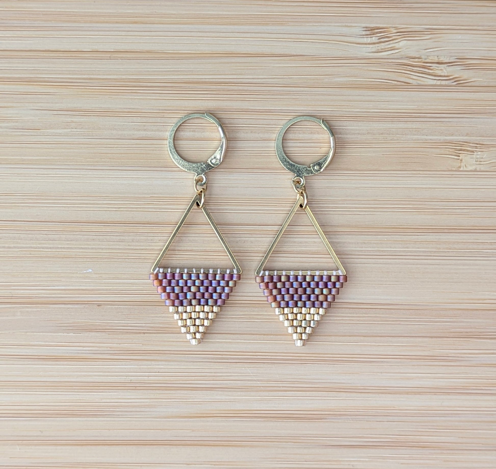 Boucles tissées sur triangle acier inoxydable en perles rouges et dorées