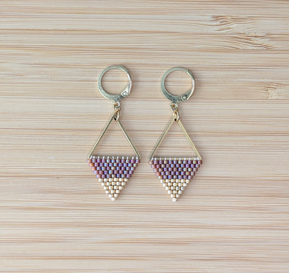 Boucles tissées sur triangle acier inoxydable en perles rouges et dorées