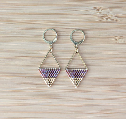 Boucles tissées sur triangle acier inoxydable en perles rouges et dorées