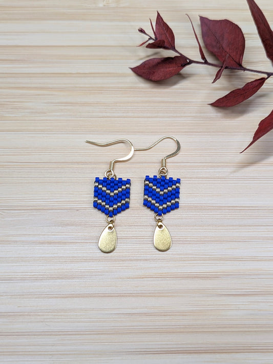 Boucles Fanny en perles tissées main vues de haut sur planche bois- Pampaya