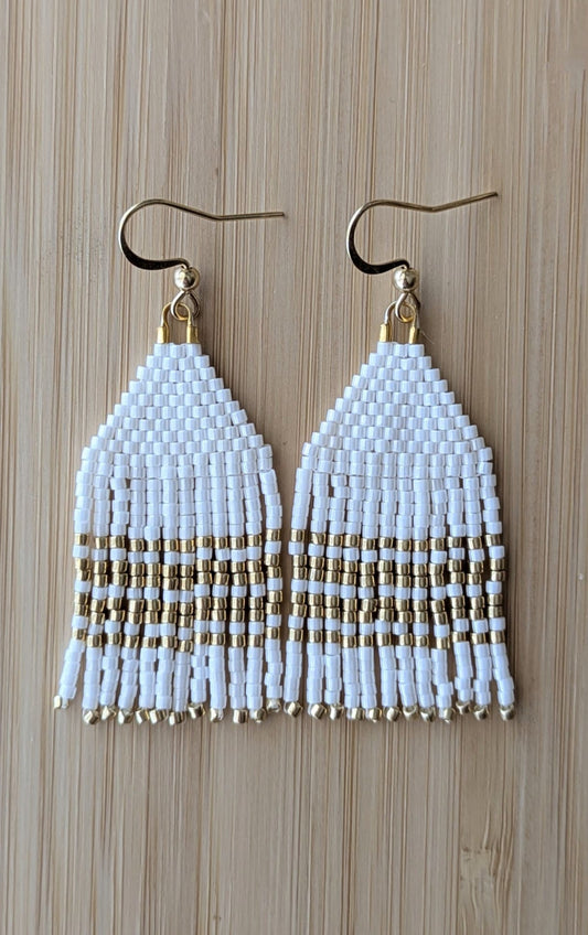 Boucles en perles frangées blanches et dorées 
