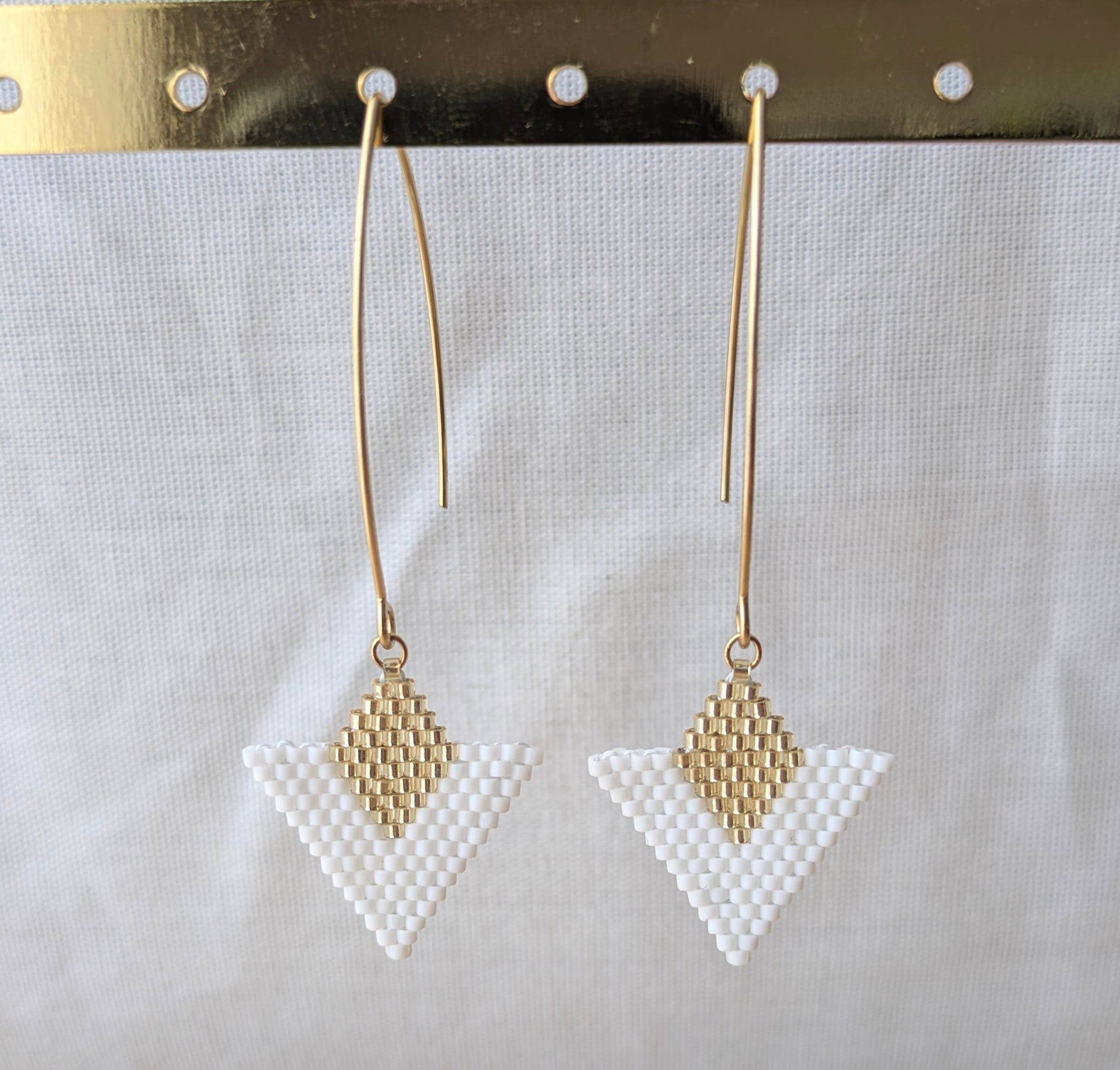 Boucles d'oreilles en perles Miyuki blanches tissées main - Bijou minimaliste artisanal français Pampaya
