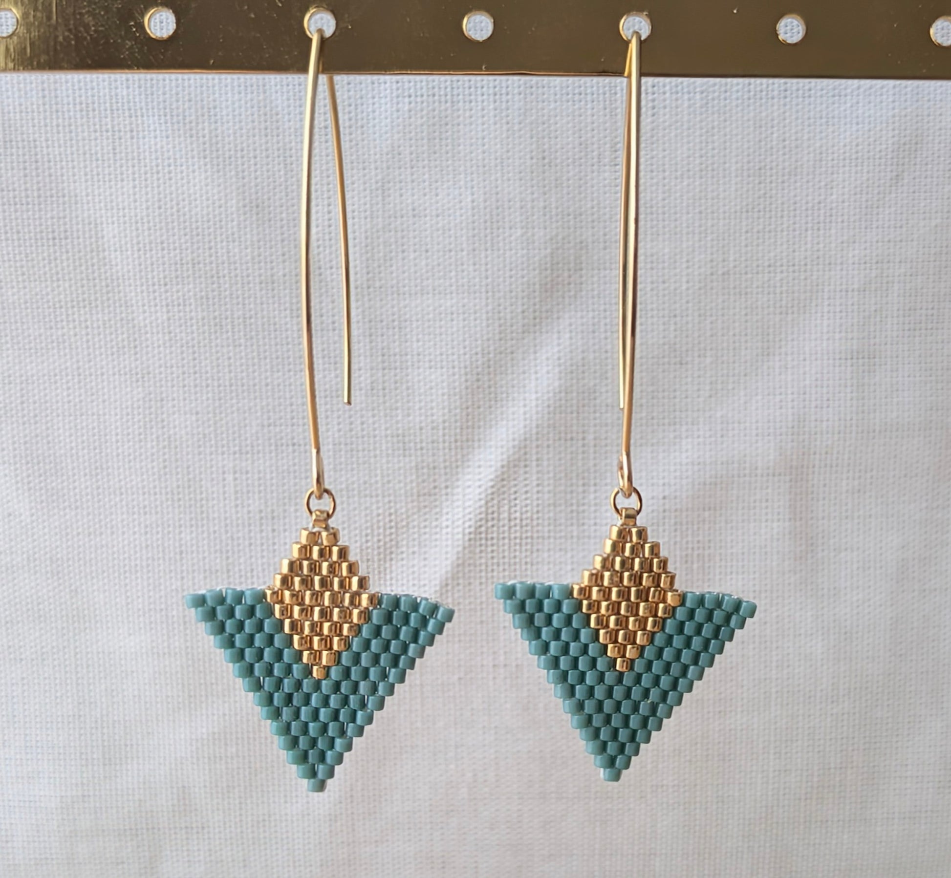 Boucles d'oreilles en perles Miyuki couleur turquoise et dorées - Bijou suspendu artisanal français Pampaya