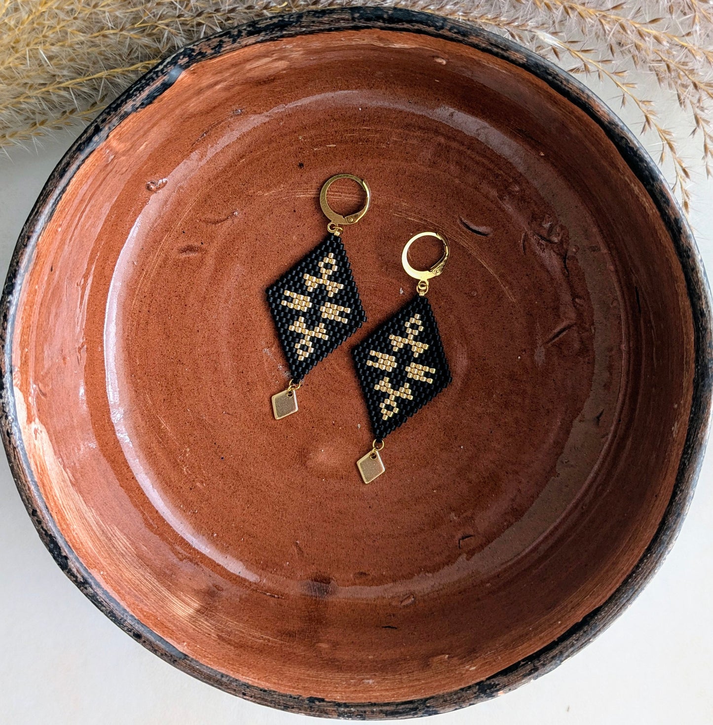 Boucles d'oreilles ethniques INDIANA en perles de verre noires- Elégance intemporelle et look boho-chic