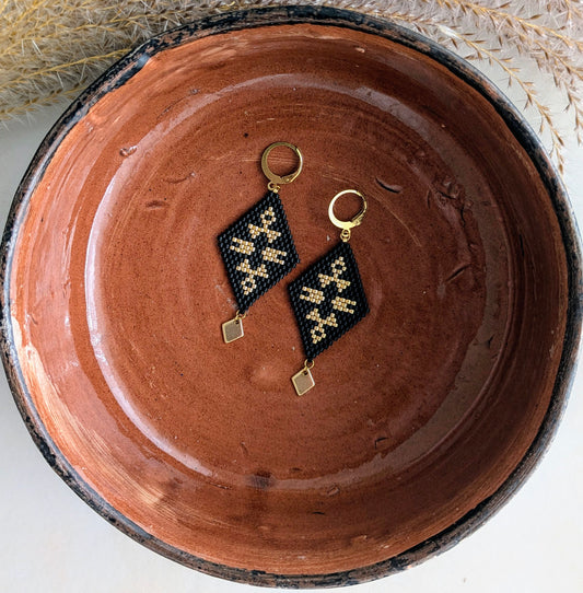 Boucles d'oreilles ethniques INDIANA en perles de verre noires- Elégance intemporelle et look boho-chic