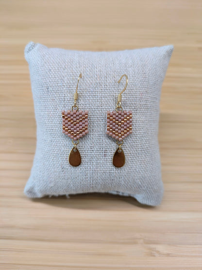 Boucles d'oreilles Fanny en perles tissées roses présentées sur coussin
