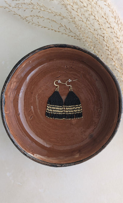 Boucles à franges perlées noires et dorées