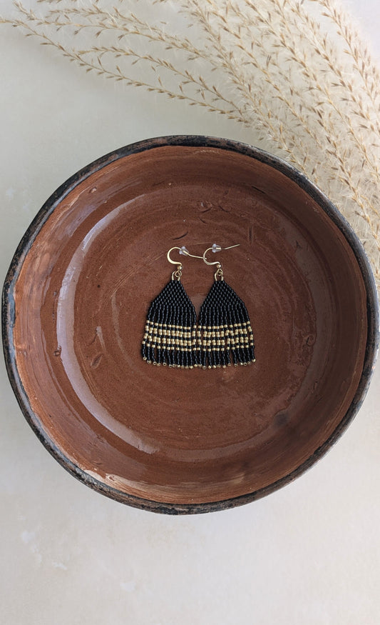 Boucles à franges perlées noires et dorées