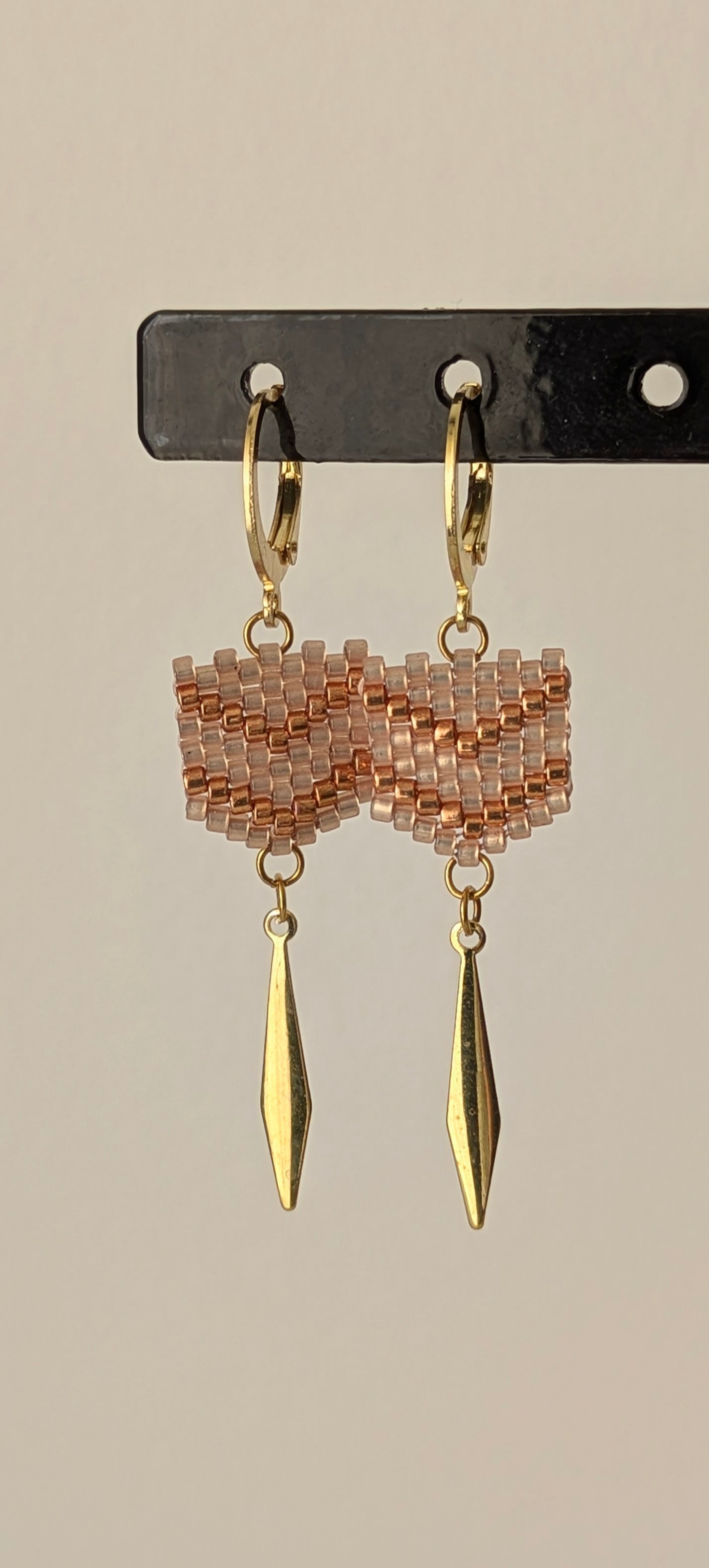 Boucles FLECHE - Beige rosé et cuivré
