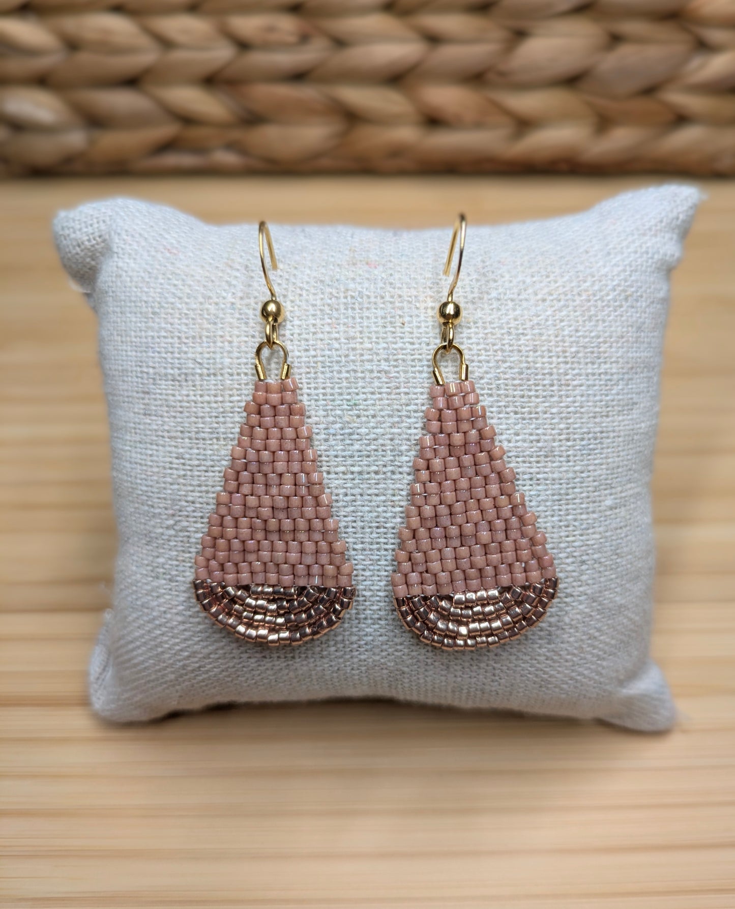 Boucles d'oreilles goutte en perles Miyuki roses et champagne - Vue principale