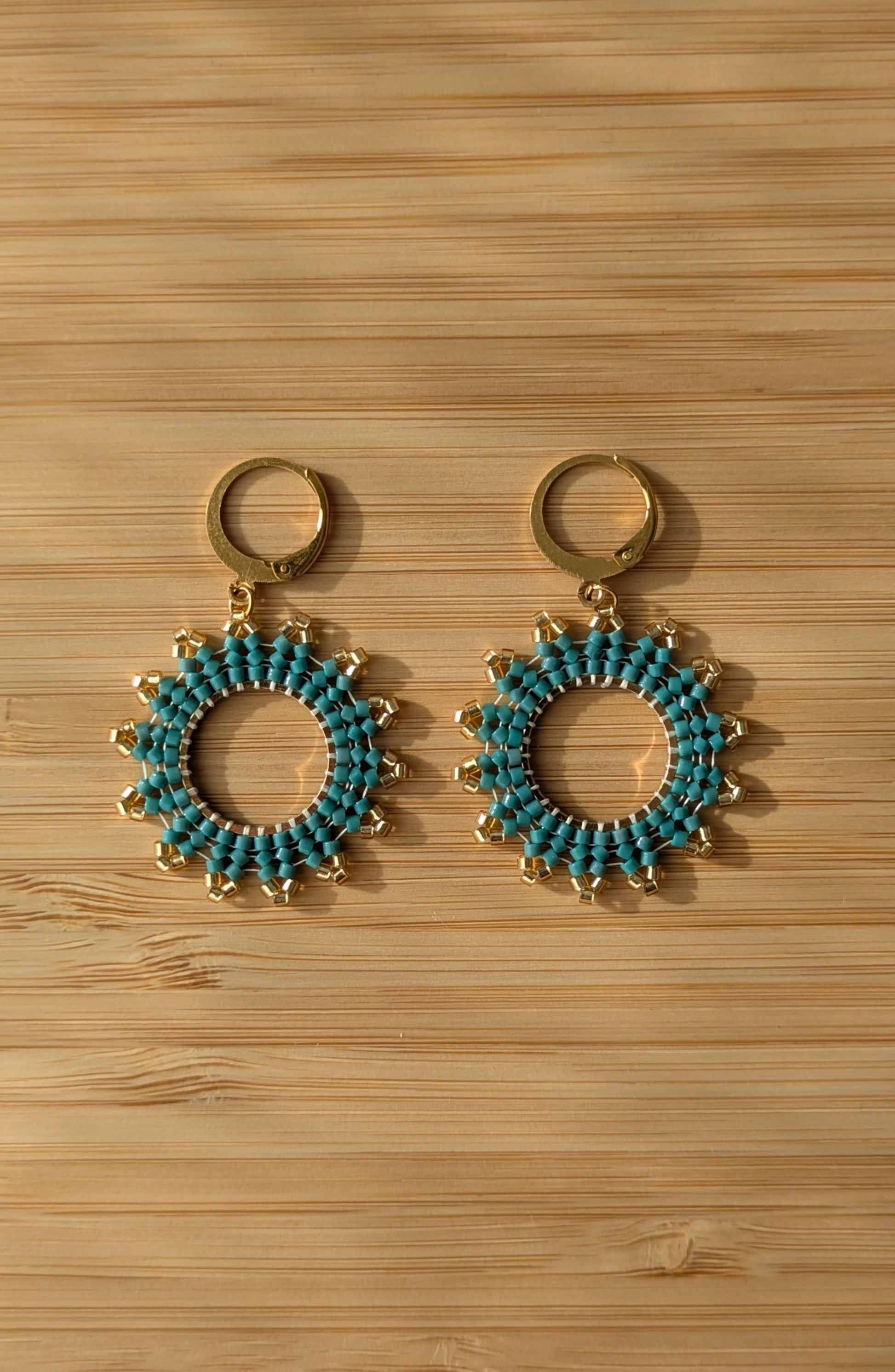 Boucles forme marguerite tissées main en perles de verre bleu vert