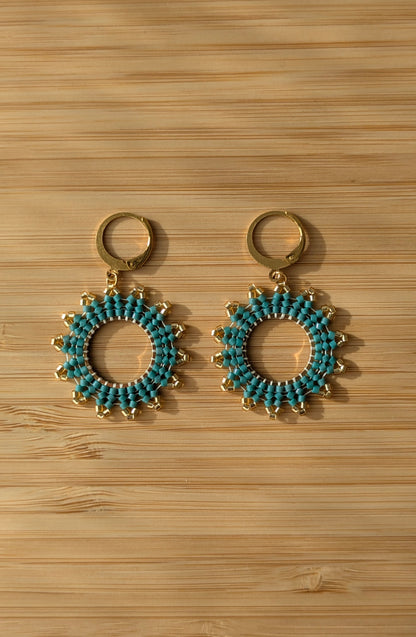 Boucles forme marguerite tissées main en perles de verre bleu vert