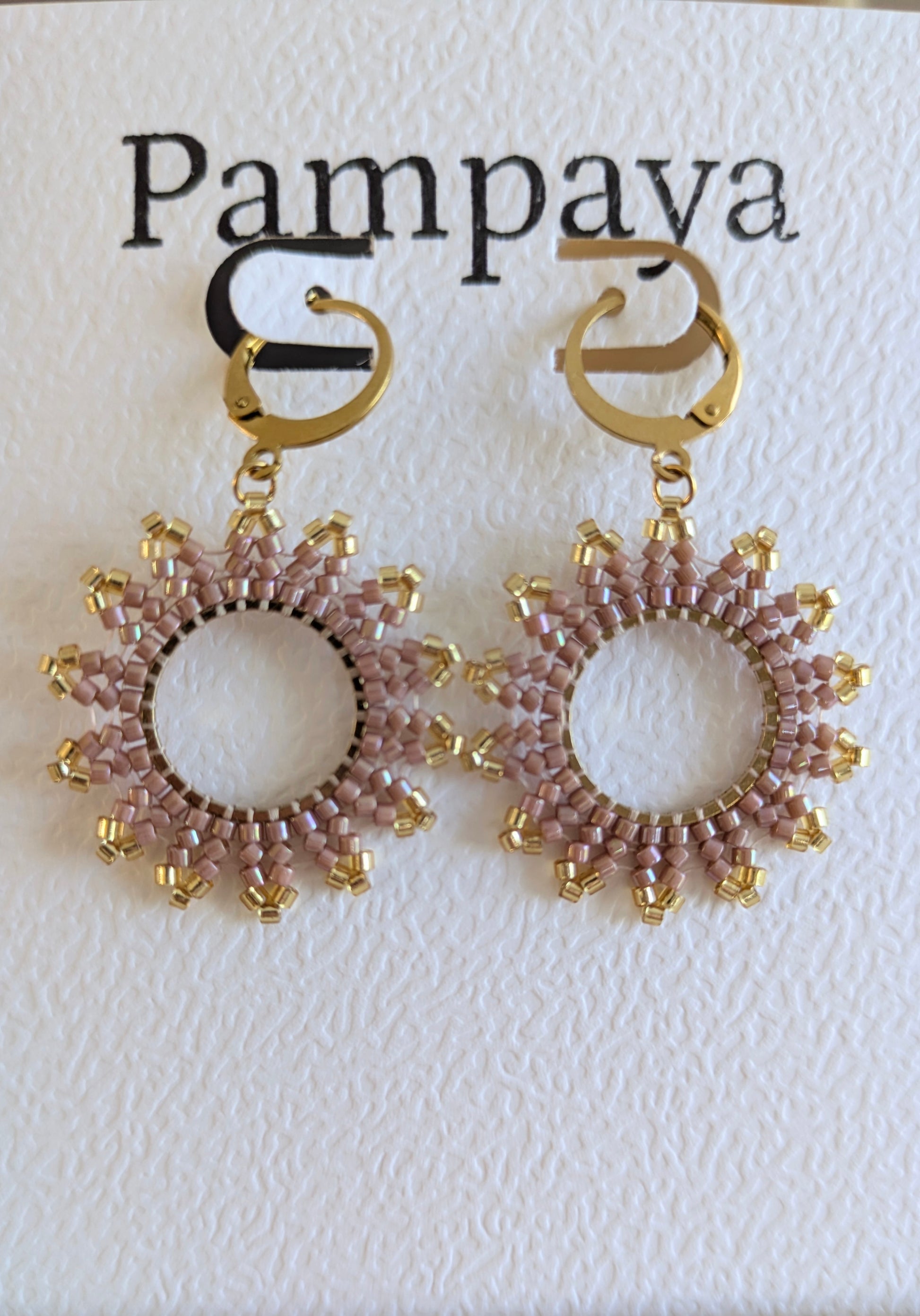 Détail des boucles d'oreilles herringbone rose avec dormeuses en acier inoxydable doré