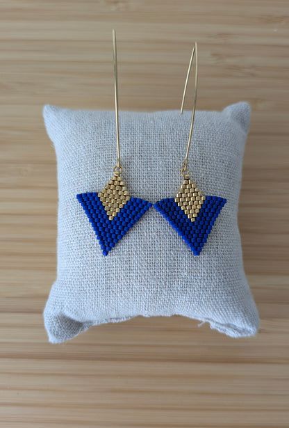 Vue détaillée du tissage brickstitch des boucles graphiques bleues et dorées