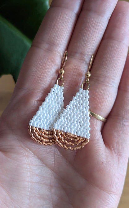 Présentation de la taille des boucles fait-main en perles nacrées et cuivrées- Présentées sur une main féminine