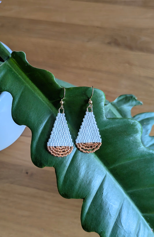 Boucles goutte tissées main en perles blanches et cuivrées