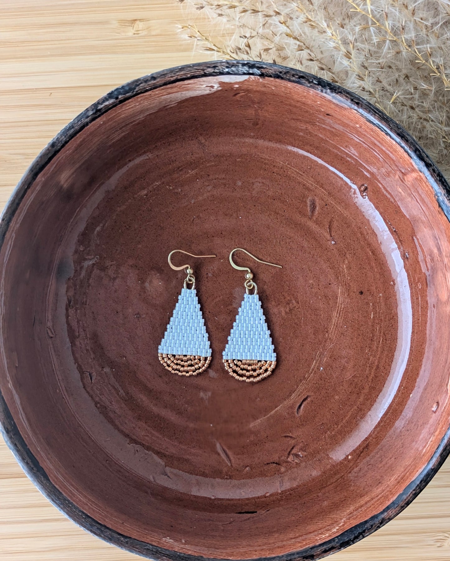 Boucles d'oreilles goutte en perles blanches et cuivrées- Vue principale